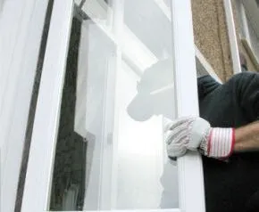 установка стекла в окно